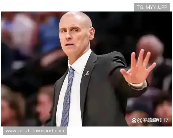 球星在关键防守端做出贡献被教练点名表扬，球星防守照片